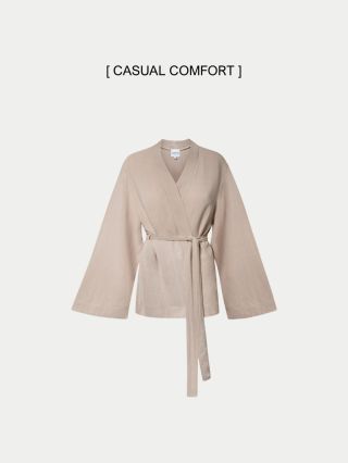 Nadčasová elegance, která se přizpůsobí vašemu dni. 🌿 Naše krátké kimono v barvě sand beige je perfektním spojením pohodlí...