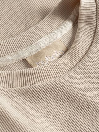 Naše Longsleeve z žebrované bavlny je důkazem, že každý detail má smysl. Prodloužený střih, který zůstává tam, kde má –...